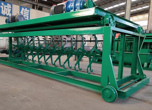 豬糞翻拋機(jī)實拍