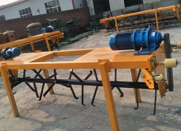 豬糞翻拋機(jī)實拍