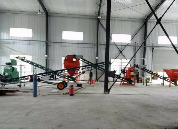 為什么有機(jī)肥加工廠在堆制糞便時(shí)會(huì)添加秸稈作為輔助原料？