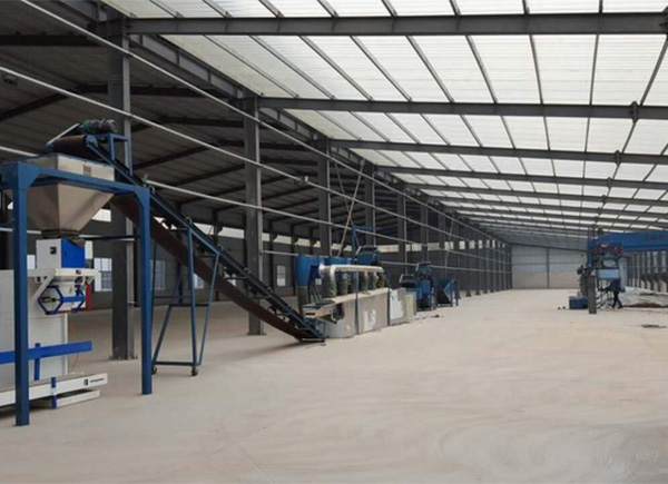 一條年產(chǎn)5000噸的豬糞有機(jī)肥生產(chǎn)線(xiàn)正常生產(chǎn)需要幾個(gè)工人？